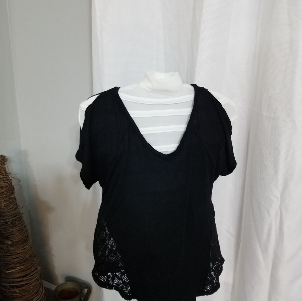 Cold shoulder black lace trim top size sm
